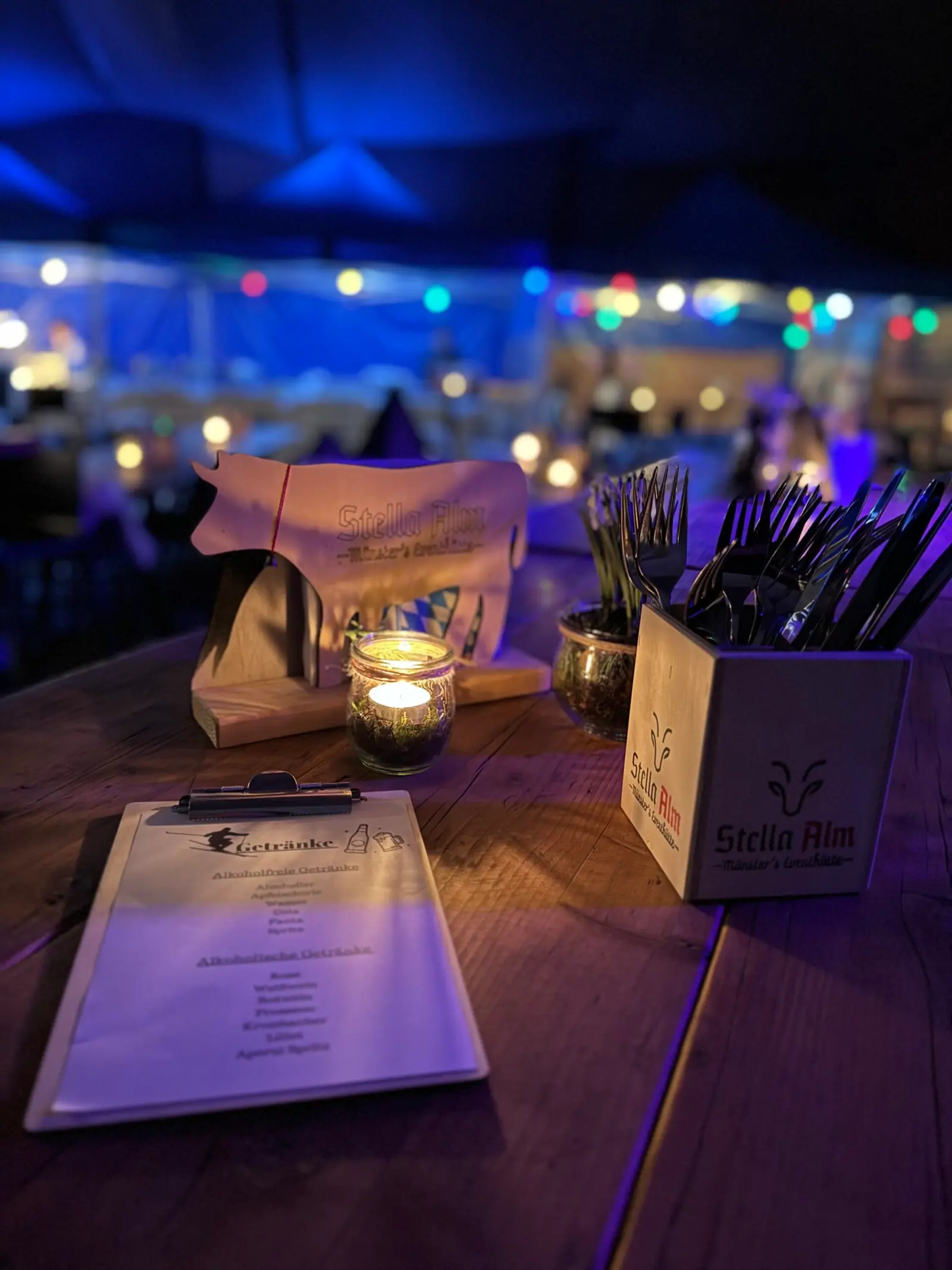 Stimmungsvoll gedeckter Tisch mit Windlicht bei einer Abendveranstaltung