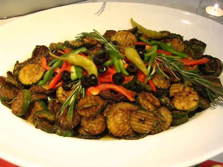 Gegrilltes und mariniertes Gemüse mit Rosmarin