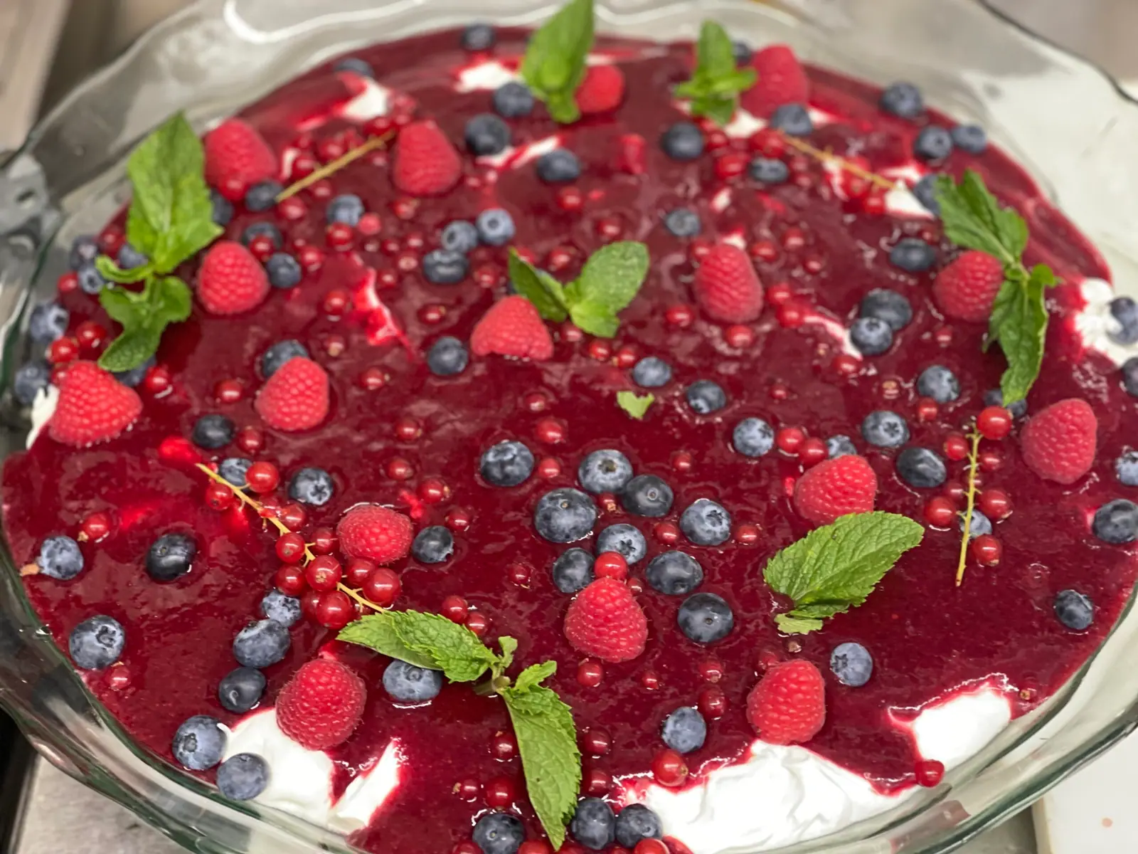 Beerencreme mit Himbeeren, Heidelbeeren und Minze
