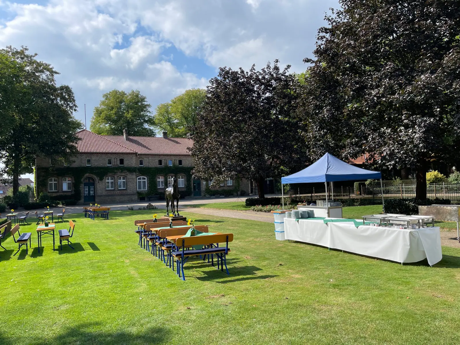 Bierzeltgarnituren und Buffetpavillon im Park