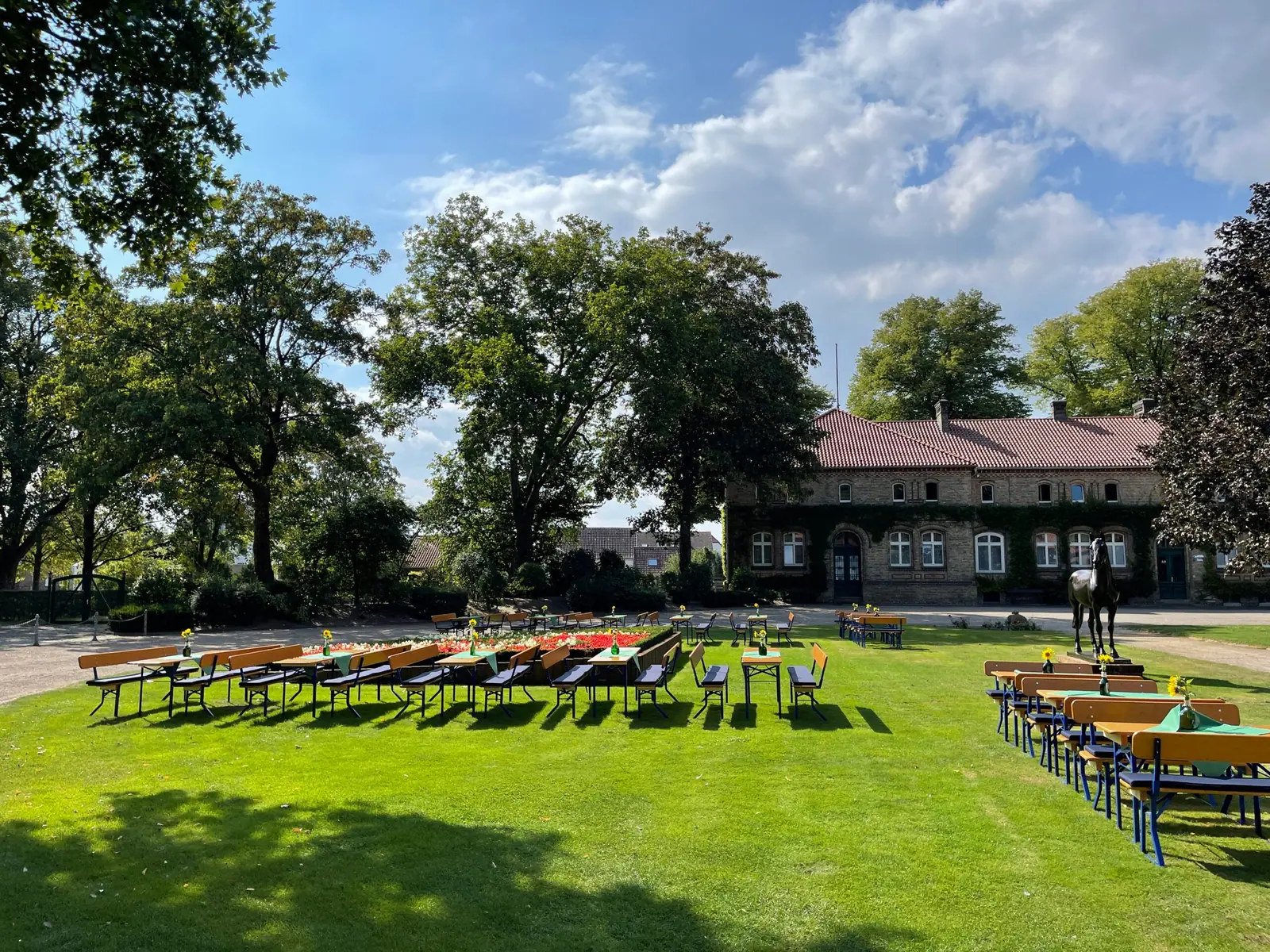 Bierzeltgarnituren und Pavillons auf einer Wiese