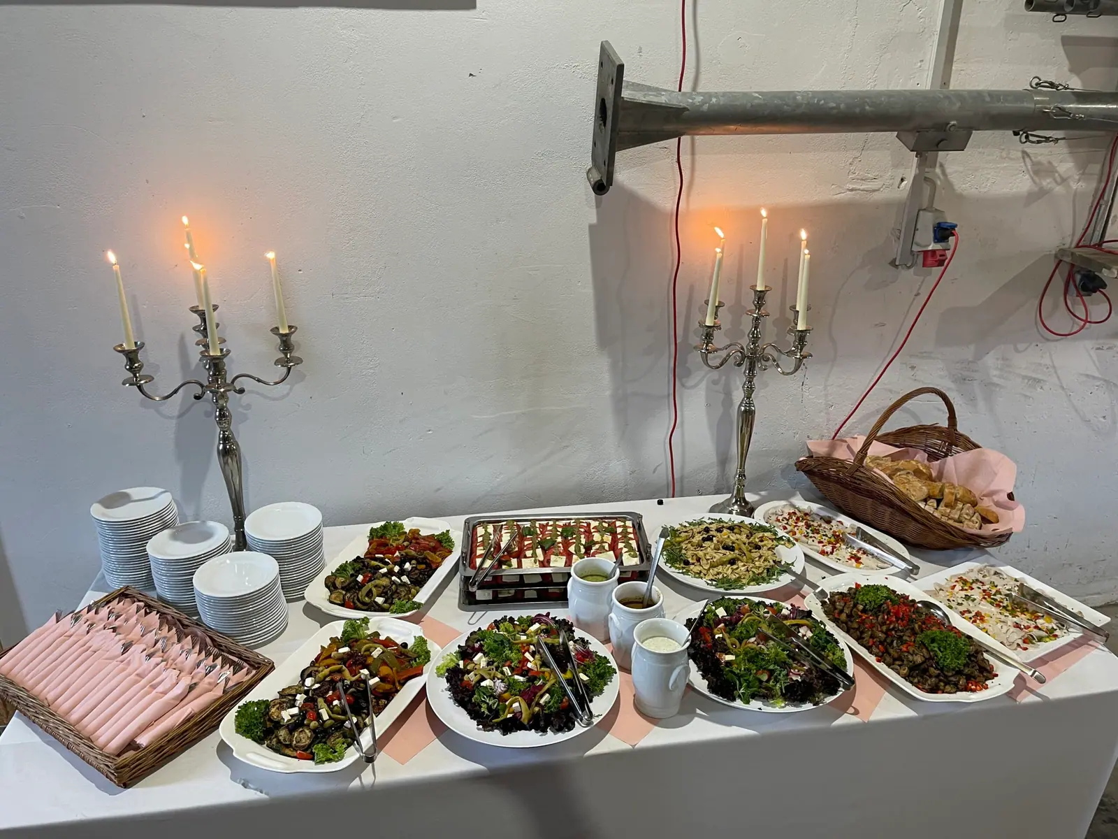 Warmes Buffet mit Kerzenleuchtern
