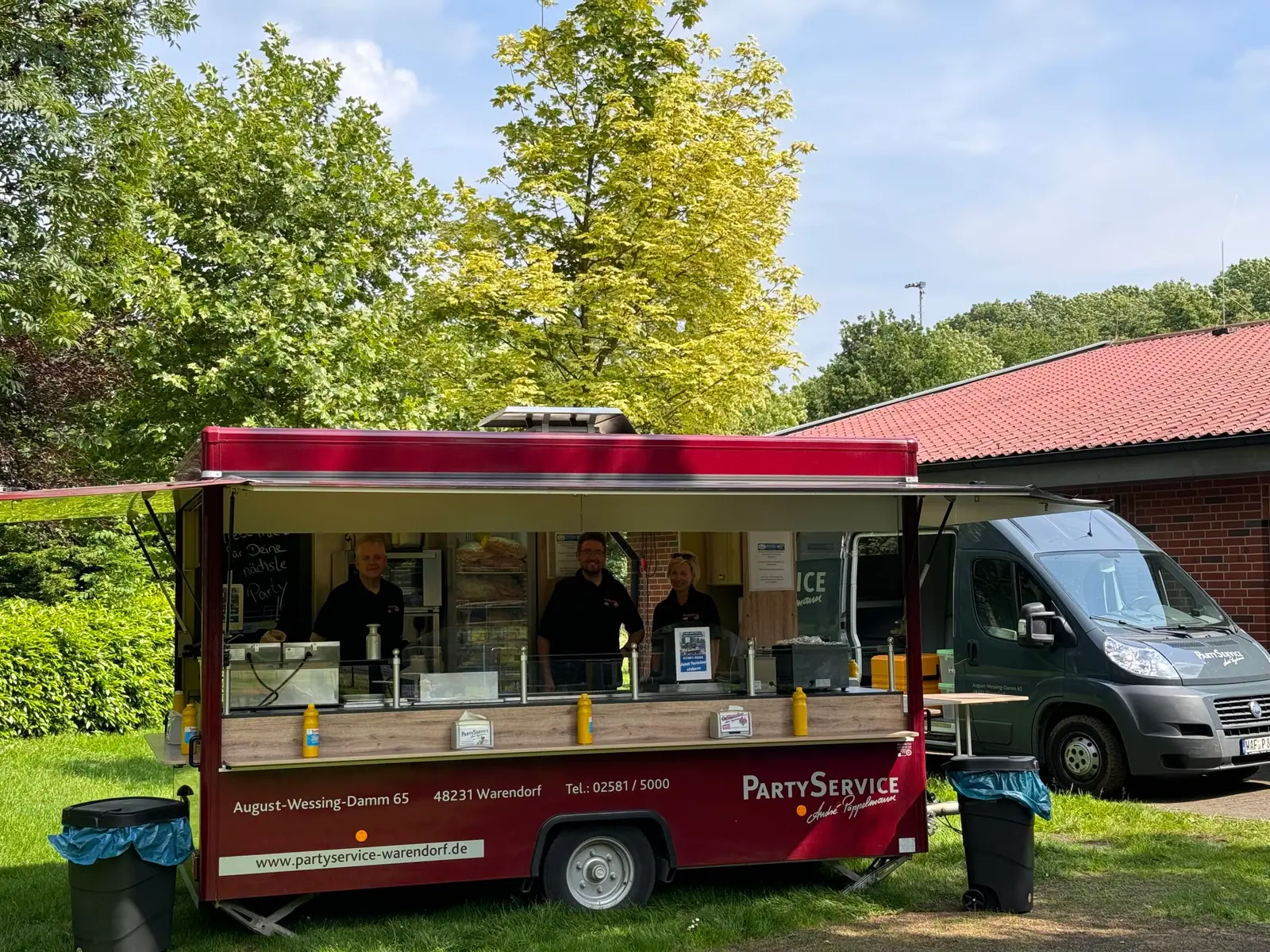 Der Verkaufswagen von Partyservice Pöppelmann bei einer Veranstaltung im Park