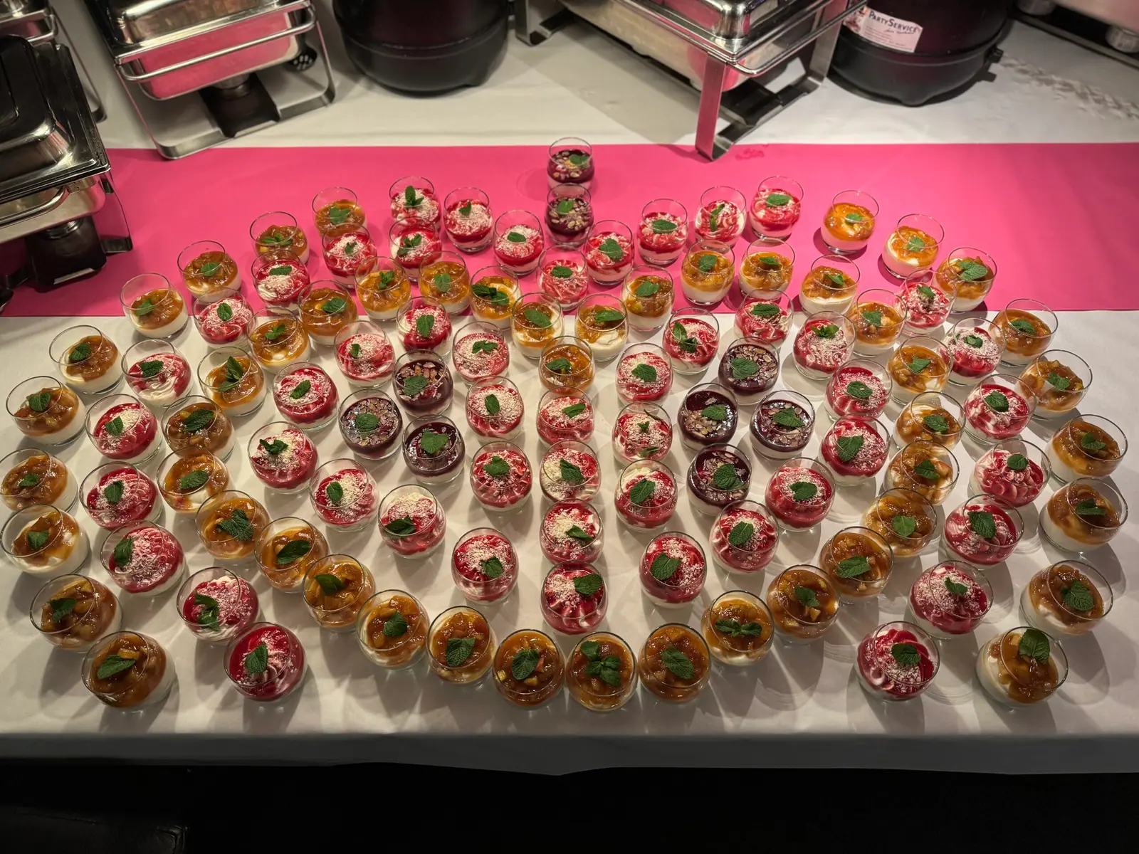 Desserts im Glas auf einem Buffet