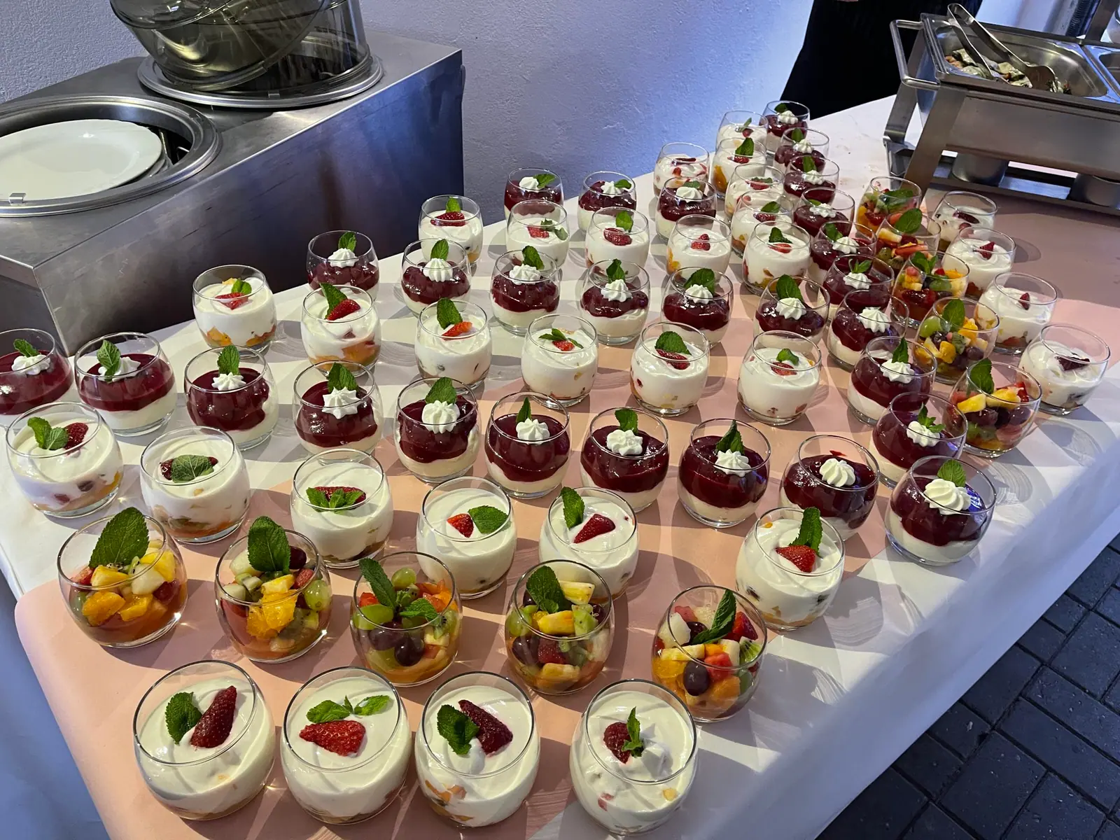 Große Auswahl an Desserts im Glas auf dem Buffet