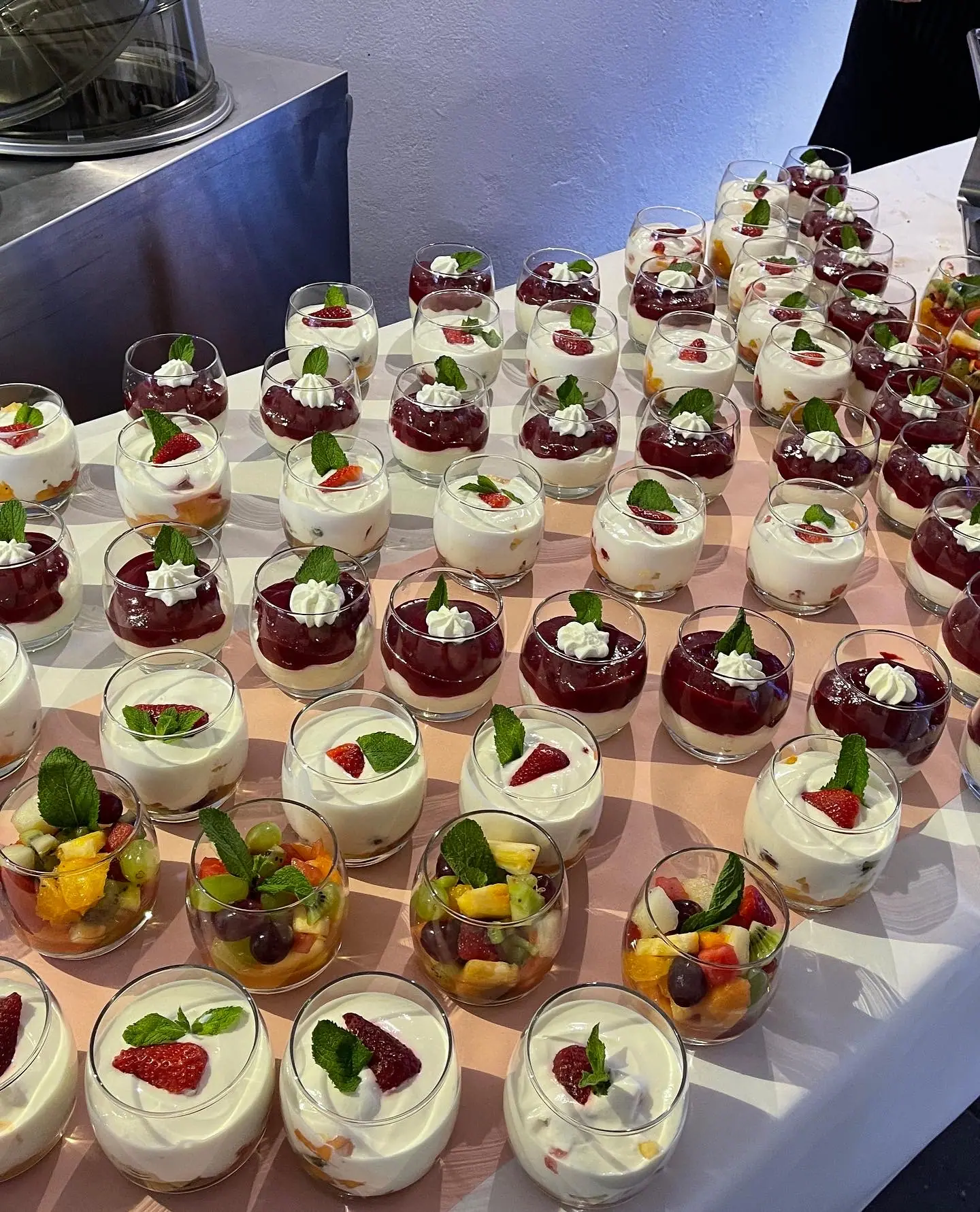 Verschiedene Desserts im Glas