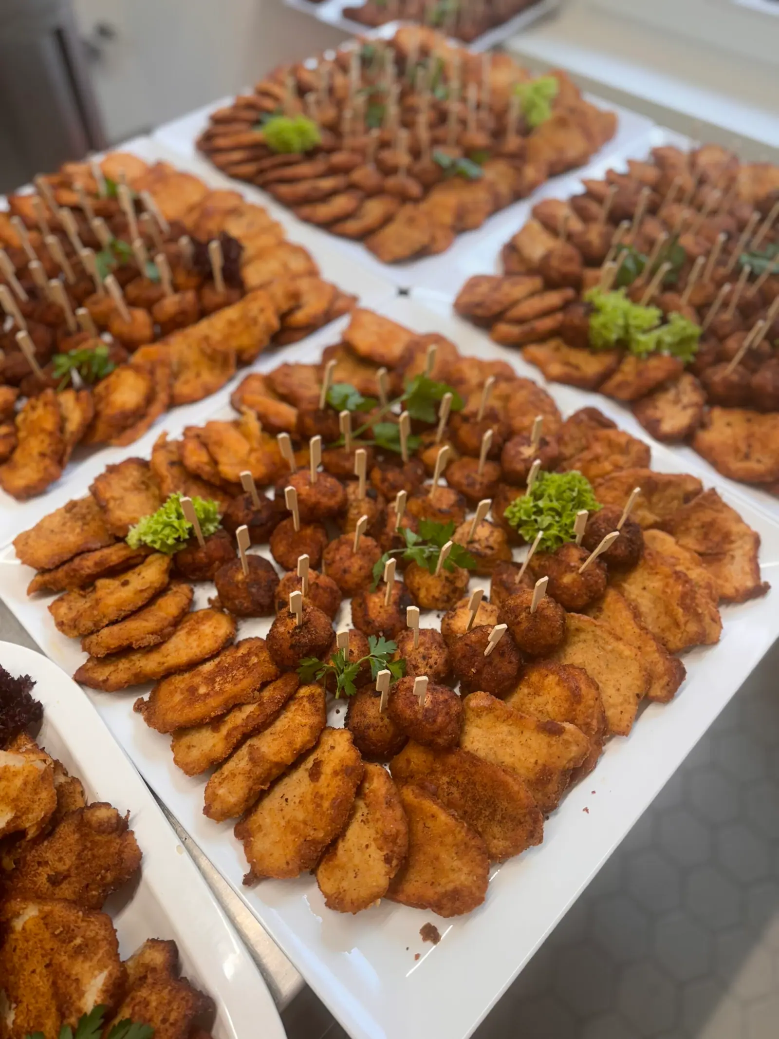 Platten mit Fingerfood-Häppchen auf Spießen