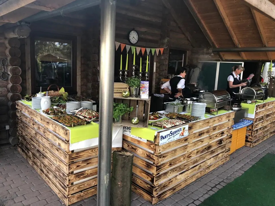 Buffet und Grill in einer Grillhütte