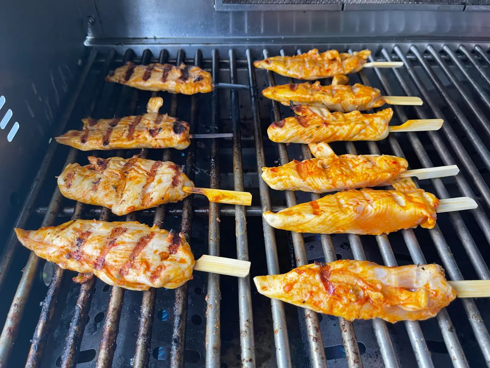 Marinierte Hähnchenspieße auf dem Grillrost