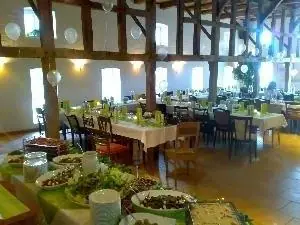 Festlich gedeckte Tafel mit Buffet in einem rustikalen Saal