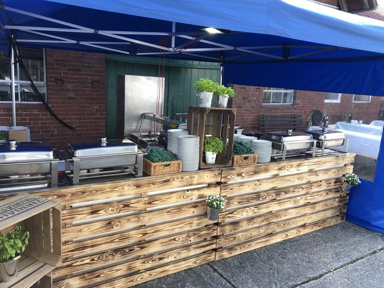 Buffettheke aus Holzpaletten mit Chafing Dishes
