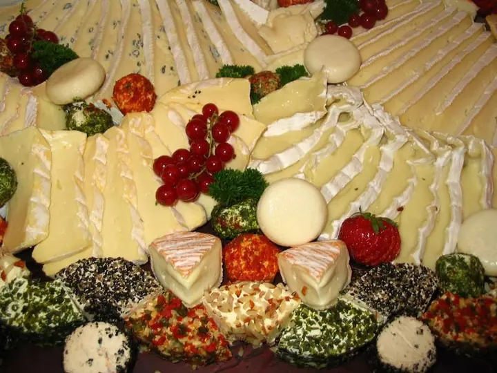 Käseplatte mit Trauben und Erdbeeren
