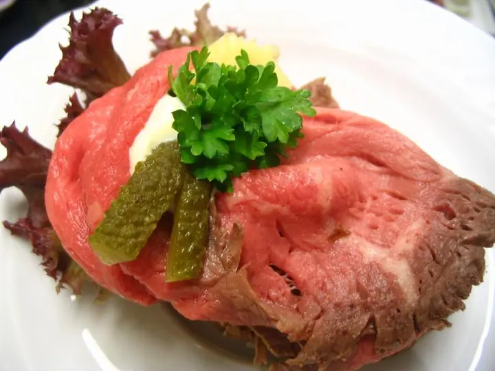 Roastbeef-Häppchen mit Gewürzgurke und Petersilie