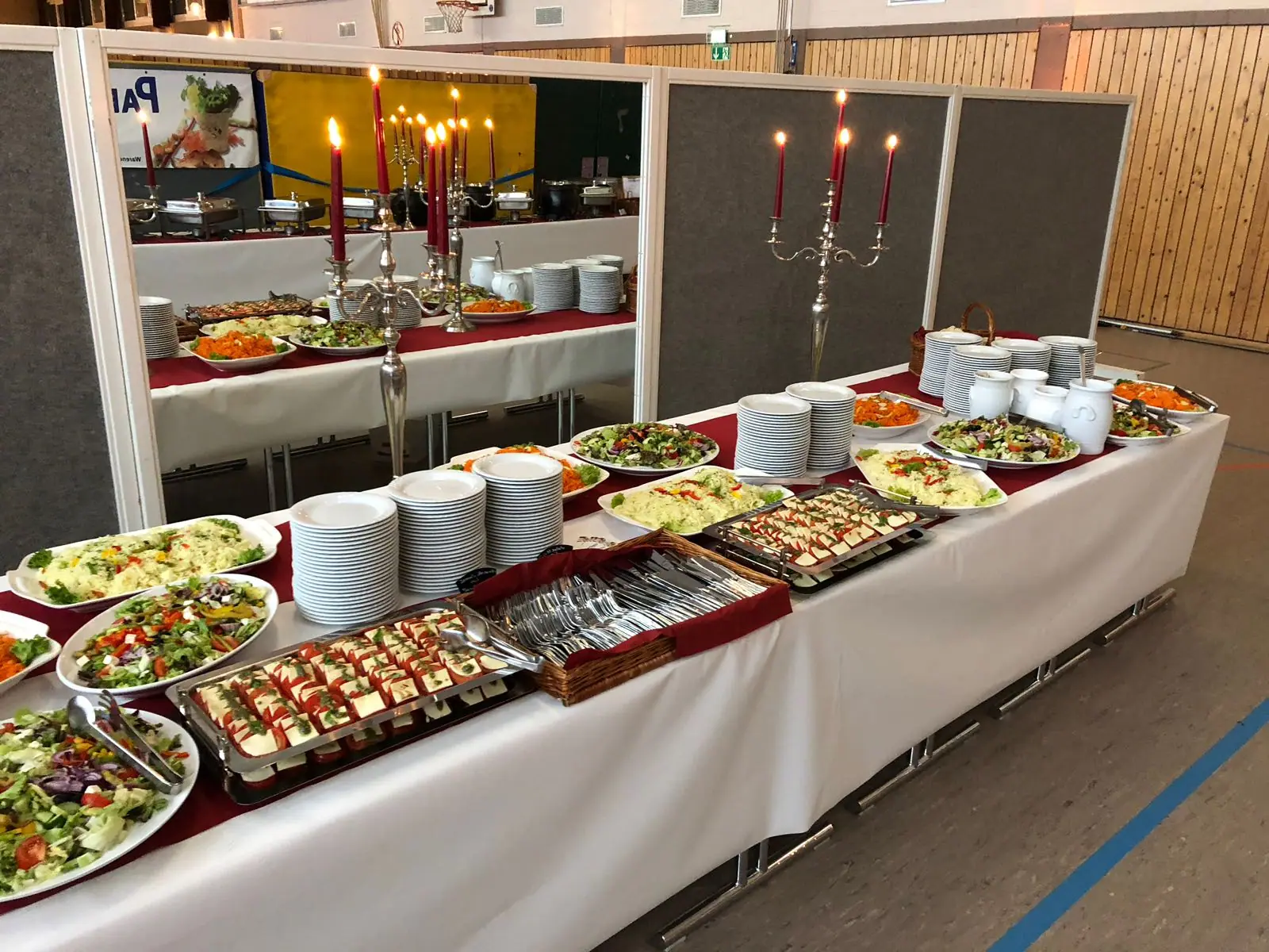 Langes, reich gedecktes Buffet mit Salaten und Platten