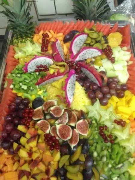 Obstplatte mit Feigen, Trauben und Drachenfrucht
