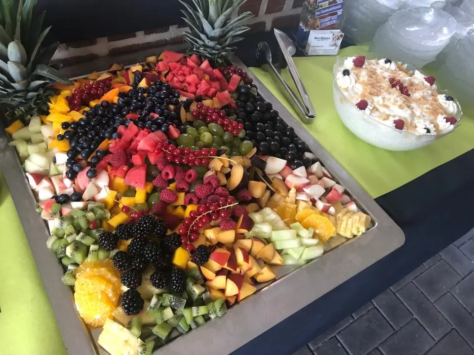 Platte mit frisch geschnittenem Obst und Beeren