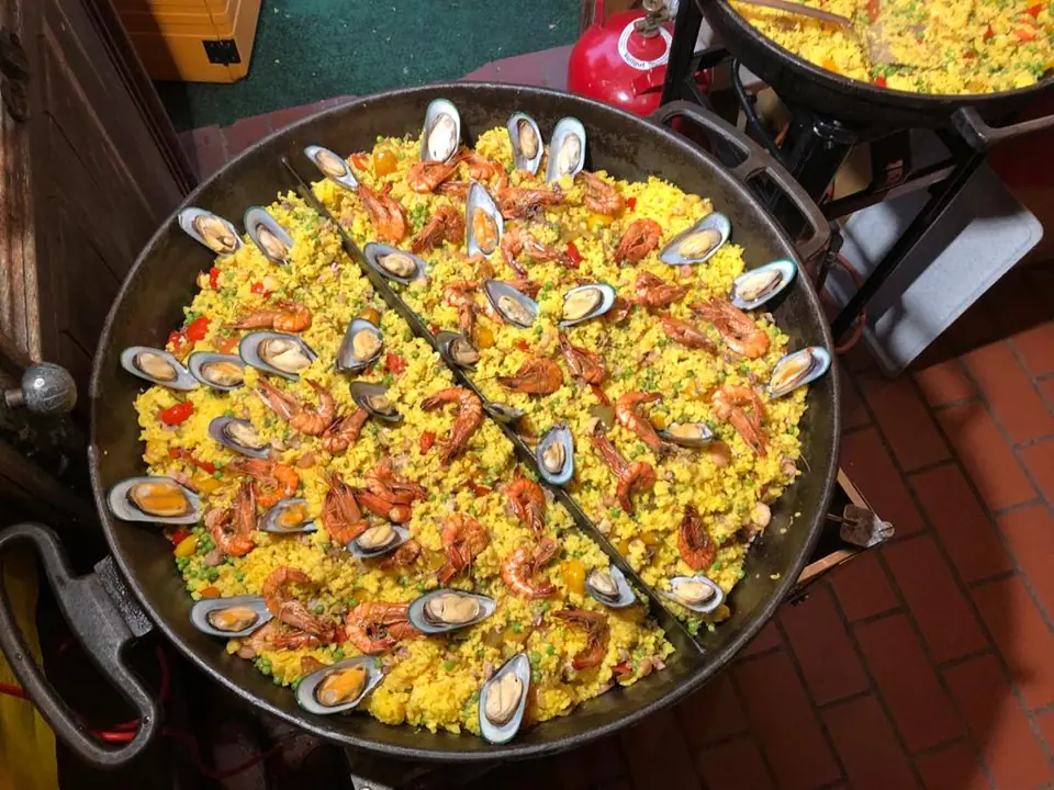 Große Pfanne mit spanischer Paella