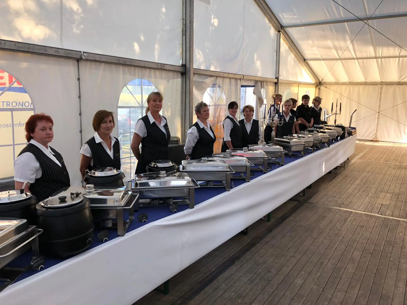 Servicekräfte am Buffet in einem Festzelt