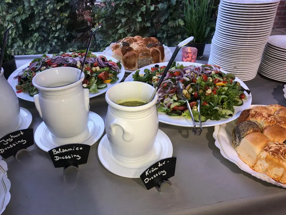 Suppenterrinen und Salate auf einem Buffet