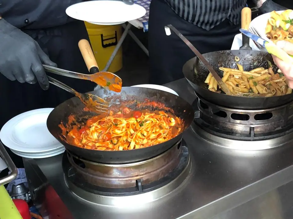 Asiatische Nudelpfanne frisch aus dem Wok