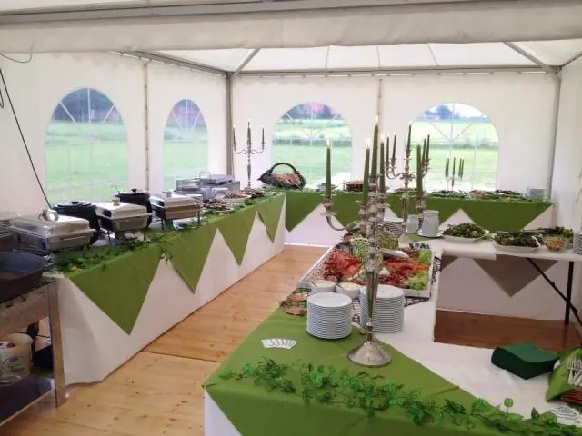 Dekoriertes Buffet in einem Festzelt mit Kerzenleuchtern