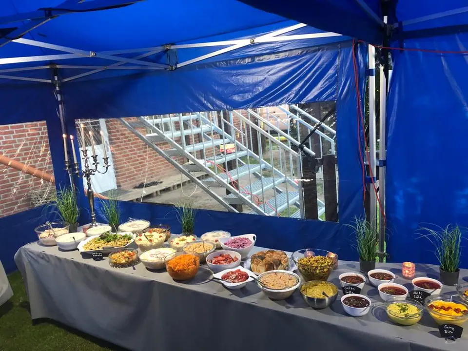 Salatbuffet unter einem blauen Pavillon