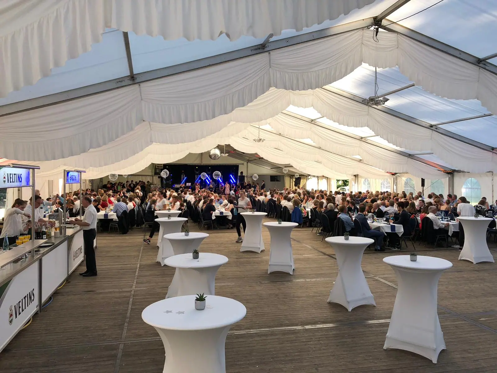 Großes Festzelt mit Stehtischen und Buffet während einer Veranstaltung